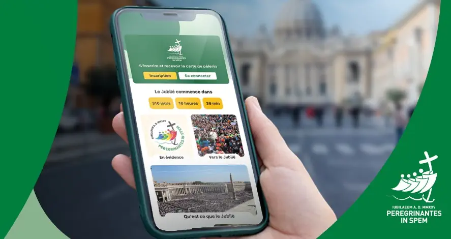 un smartphone tenu dans une main, sur l'écran on voit la page d'accueil de l'application iubilaeum25