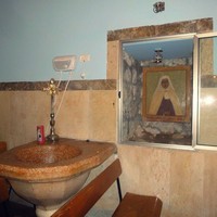 baptistère dans une chapelle et portrait de Ste Maryam