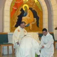 rite du lavement des pieds par des prêtres